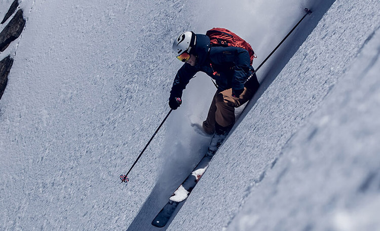 de juiste rijtechniek bij freeriden Freerider rijdt de helling af