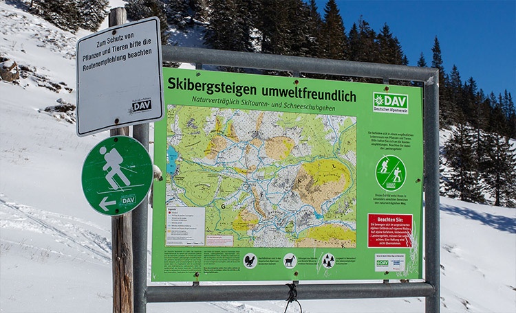 Waarschuwingsbord in het Rotwandgebied: Om dieren en het milieu te beschermen, moeten afgesloten gebieden en beschermingszones worden gerespecteerd. Waarschuwingsbord in het Rotwandgebied