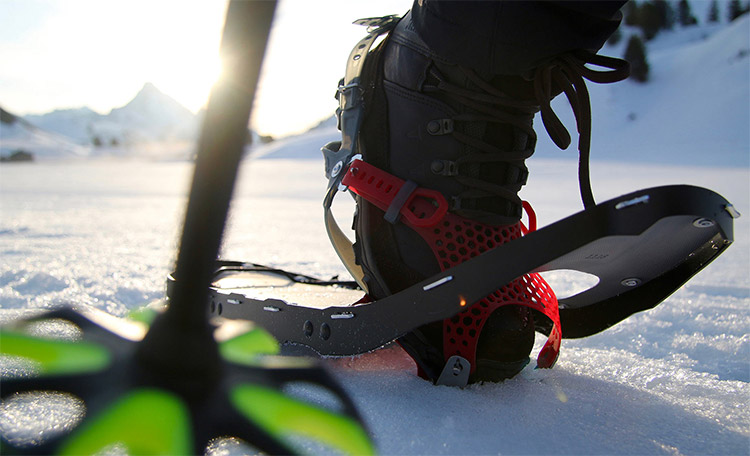 Close-up van sneeuwschoenen in de sneeuw