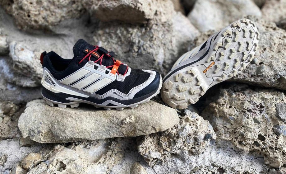 Adidas Terrex Skychaser GTX-schoenen liggen op een steen; C. Christina Bisanz Sichert.