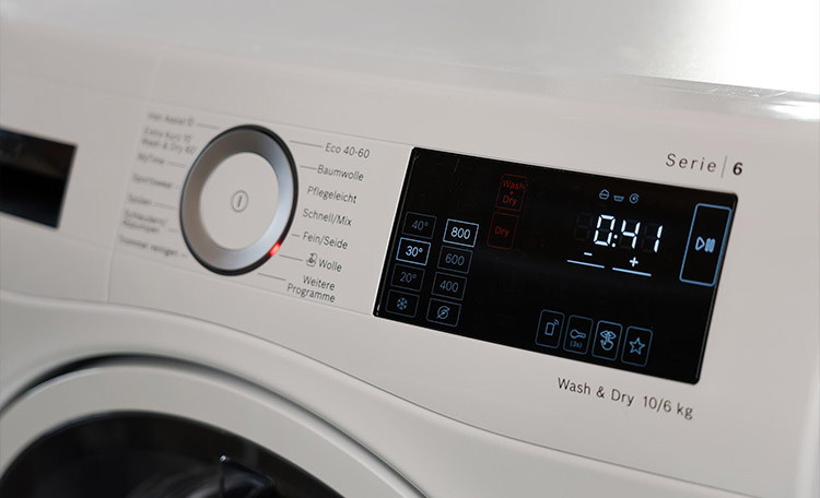 Merinowol in de wasmachine wassen Close-up van het geselecteerde programma van een wasmachine.