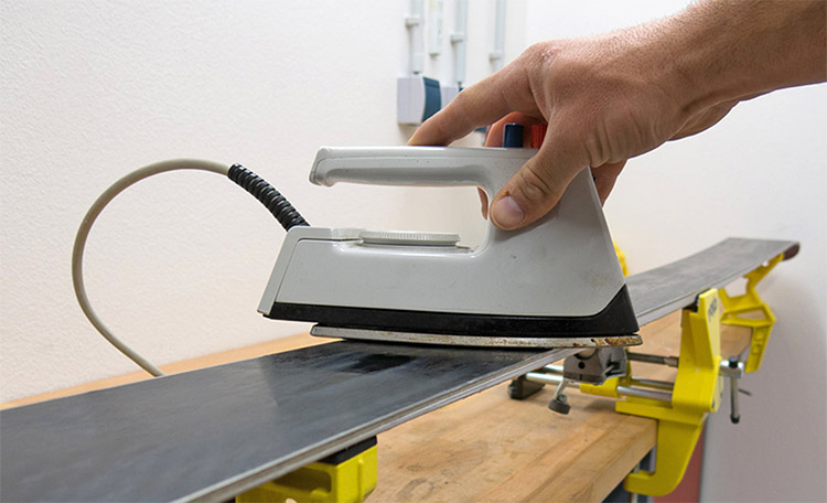 Ski met wax en strijkijzer waxen Ski met wax en strijkijzer