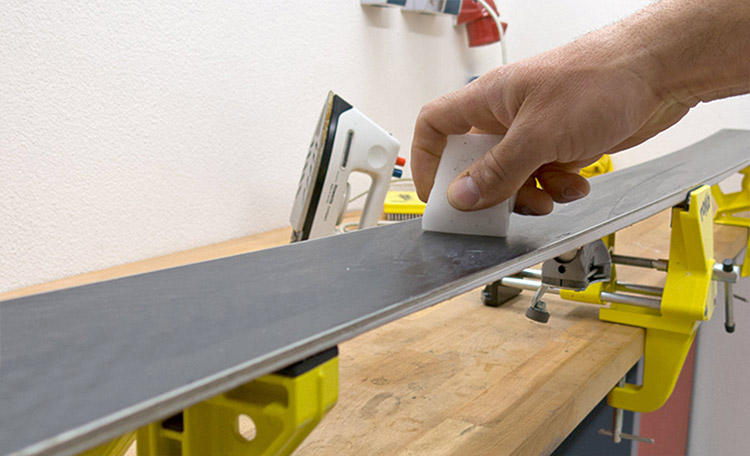 Skiwax aanbrengen Men brengt wax aan op ski's